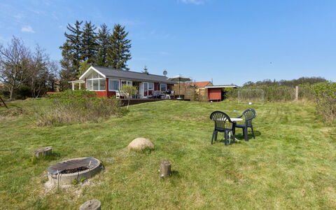 Ingold - 50M from the Sea: Tetto, Casa, Lotto, Casa, Villetta, Estate, Edifici Giardino, Shade, Log Cabin, Landscaping
