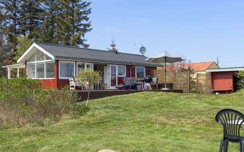 Ingold - 50M from the Sea: Tetto, Casa, Lotto, Casa, Villetta, Estate, Edifici Giardino, Shade, Log Cabin, Landscaping