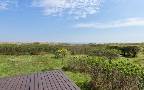 Ingold - 50M from the Sea: Tetto, Casa, Lotto, Casa, Villetta, Estate, Edifici Giardino, Shade, Log Cabin, Landscaping