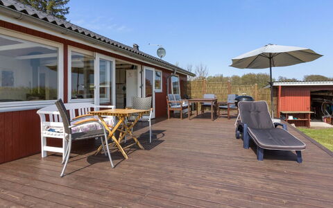 Ingold - 50M from the Sea: Tetto, Casa, Lotto, Casa, Villetta, Estate, Edifici Giardino, Shade, Log Cabin, Landscaping