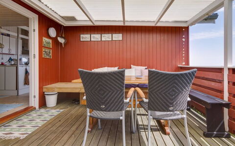Ingold - 50M from the Sea: Tetto, Casa, Lotto, Casa, Villetta, Estate, Edifici Giardino, Shade, Log Cabin, Landscaping