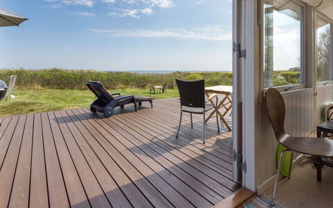 Ingold - 50M from the Sea: Tetto, Casa, Lotto, Casa, Villetta, Estate, Edifici Giardino, Shade, Log Cabin, Landscaping