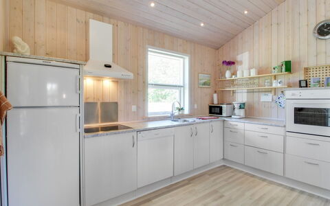 Fredegæst - 700M from the Sea: Legna, Cucina, Elettrodomestico Da Cucina, Soffitto, Controsoffitto, Casa, Apparecchio Major, Pavimento In Legno, Cabinetry, Color Legno