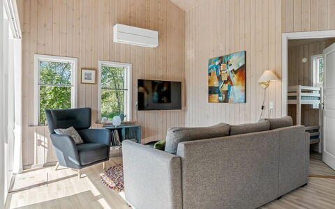Fredegæst - 700M from the Sea: Legna, Pavimentazione, Interior Design, Pavimento, Pavimento In Legno, Casa, Mobilia, Soggiorno, Soffitto, Divano