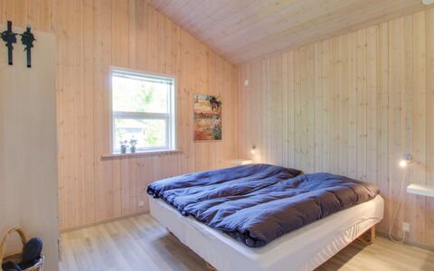 Fredegæst - 700M from the Sea: Legna, Pavimentazione, Soffitto, Pavimento, Camera Da Letto, Interior Design, Pavimento In Legno, Camera, Casa, Letto