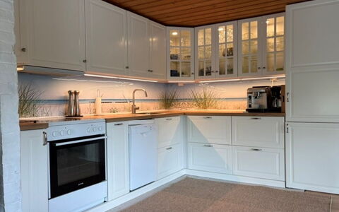 Annamie - 650M from the Sea: Cucina, Cabinetry, Elettrodomestico Da Cucina, Pavimentazione, Legna, Controsoffitto, Interior Design, Credenza, Pavimento, Casa