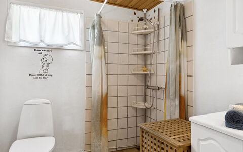 Annamie - 650M from the Sea: Interior Design, Idraulico Fixture, Pavimentazione, Pavimento, Bagno, Gabinetto, Idraulico, Camera, Toilet Seat, Piastrella