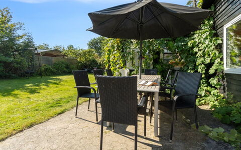 Annamie - 650M from the Sea: Mobilia, Sedia, Mobili Da Esterno, Tavolo, Tavolo Esterno, Cucina & Sala Da Pranzo Tavolo, Giardino, Shade, Backyard