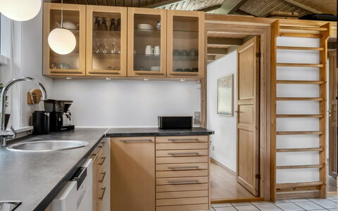 Merte - 300M from the Sea: Mobilia, Interior Design, Cucina, Legna, Pavimentazione, Cabinetry, Soffitto, Elettrodomestico Da Cucina, Controsoffitto, Pavimento