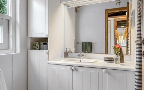 Merte - 300M from the Sea: Parete, Idraulico Fixture, Specchio, Interior Design, Lavello, Lavandino Del Bagno, Mobiletto Del Bagno, Cabinetry, Bagno, Rubinetto