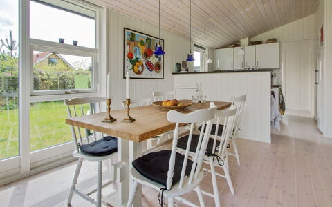 Fleur - 50M from the Sea: Mobilia, Pavimentazione, Interior Design, Pavimento, Pavimento In Legno, Legna, Soffitto, Cucina & Sala Da Pranzo Tavolo, Sala Da Pranzo, Sedia
