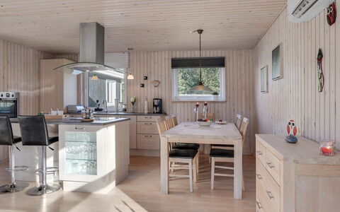 Mikko - 2.2Km from the Sea: Mobilia, Interior Design, Pavimentazione, Legna, Pavimento, Soffitto, Pavimento In Legno, Sedia, Tavolo, Illuminazione