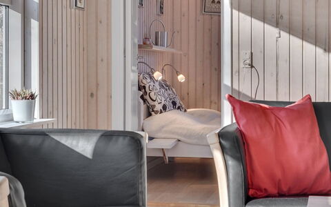 Mikko - 2.2Km from the Sea: Mobilia, Interior Design, Pavimentazione, Legna, Pavimento, Soffitto, Pavimento In Legno, Sedia, Tavolo, Illuminazione