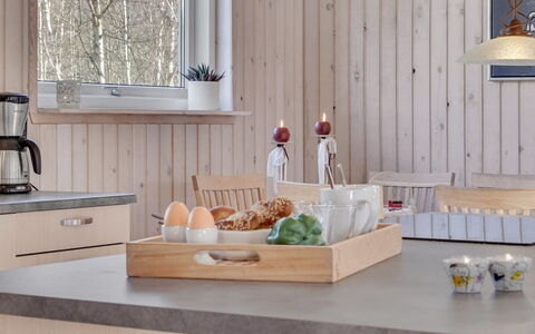 Mikko - 2.2Km from the Sea: Mobilia, Interior Design, Pavimentazione, Legna, Pavimento, Soffitto, Pavimento In Legno, Sedia, Tavolo, Illuminazione
