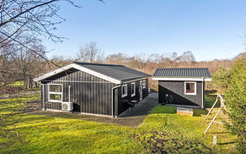 Mikko - 2.2Km from the Sea: Mobilia, Interior Design, Pavimentazione, Legna, Pavimento, Soffitto, Pavimento In Legno, Sedia, Tavolo, Illuminazione