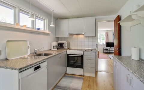Ingalise - 500M from the Sea: Cucina, Pavimentazione, Apparecchio Major, Elettrodomestico Da Cucina, Controsoffitto, Legna, Interior Design, Pavimento, Soffitto, Cabinetry