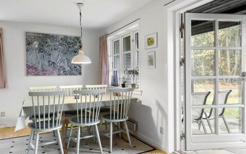 Ingalise - 500M from the Sea: Mobilia, Pavimentazione, Interior Design, Pavimento, Legna, Sala Da Pranzo, Sedia, Cucina & Sala Da Pranzo Tavolo, Soffitto, Tavolo