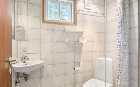 Ingalise - 500M from the Sea: Parete, Pavimentazione, Pavimento, Legna, Idraulico Fixture, Interior Design, Bagno, Gabinetto, Camera, Idraulico