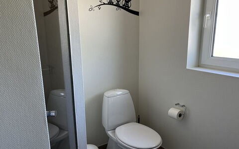 Meline - 350M from the Sea: Toilet Seat, Gabinetto, Idraulico Fixture, Bagno, Pavimento, Pavimentazione, Interior Design, Idraulico, Camera, Piastrella