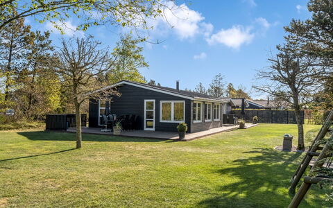 Meline - 350M from the Sea: Tetto, Casa, Casa, Villetta, Raccordo, Estate, Driveway, Edifici Giardino, Cortile, Capannone