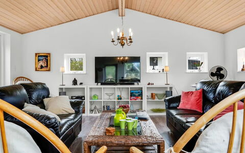 Sigfred - 1.5Km from the Sea: Mobilia, Interior Design, Pavimentazione, Legna, Pavimento, Soffitto, Pavimento In Legno, Sedia, Tavolo, Illuminazione