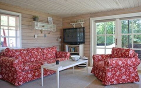 Gaetana - 1.6Km from the Sea: Mobilia, Legna, Divano, Soffitto, Pavimentazione, Interior Design, Pavimento, Soggiorno, Villetta, Casa