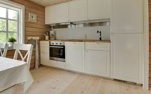 Gaetana - 1.6Km from the Sea: Pavimentazione, Pavimento, Legna, Interior Design, Cucina, Pavimento In Legno, Mobilia, Controsoffitto, Cabinetry, Soffitto