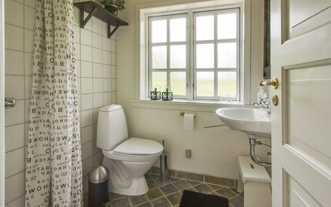 Gaetana - 1.6Km from the Sea: Idraulico Fixture, Pavimentazione, Interior Design, Pavimento, Bagno, Idraulico, Gabinetto, Rubinetto, Piastrella, Toilet Seat