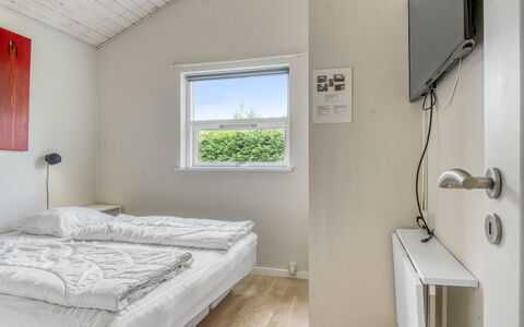 Karstina - 1Km from the Sea: Parete, Legna, Camera Da Letto, Letto, Soffitto, Pavimento, Casa, Bedding, Telaio Del Letto, Lenzuolo