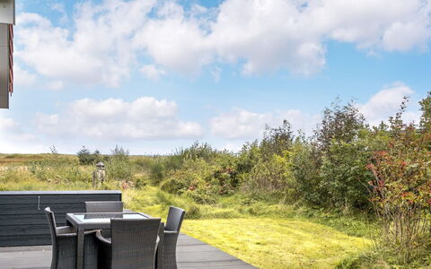 Mumme - 100M from the Sea: Cielo, Arbusto, Nube, Lotto, Giardino, Sedia, Latifoglie, Mobili Da Esterno, Landscaping