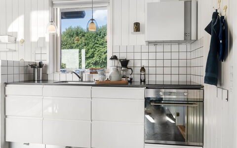 Mumme - 100M from the Sea: Cucina, Elettrodomestico Da Cucina, Controsoffitto, Pavimentazione, Cabinetry, Elettrodomestico, Apparecchio Major, Interior Design, Pavimento, Camera