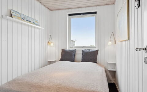 Mumme - 100M from the Sea: Legna, Pavimento, Pavimentazione, Camera Da Letto, Soffitto, Bedding, Lenzuolo, Letto, Latifoglie, Color Legno