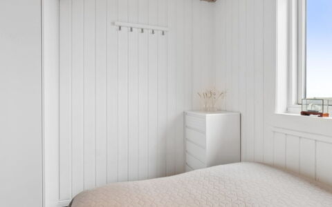 Mumme - 100M from the Sea: Parete, Legna, Camera Da Letto, Pavimentazione, Pavimento, Interior Design, Soffitto, Letto, Illuminazione, Bedding