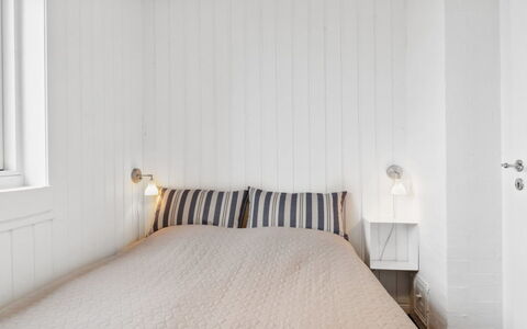 Mumme - 100M from the Sea: Parete, Legna, Camera Da Letto, Interior Design, Pavimento, Soffitto, Pavimentazione, Letto, Lenzuolo, Biancheria