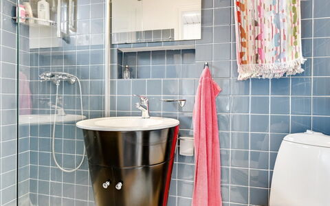 Mumme - 100M from the Sea: Idraulico Fixture, Bagno, Interior Design, Pavimentazione, Pavimento, Piastrella, Idraulico, Gabinetto, Rubinetto, Lavello