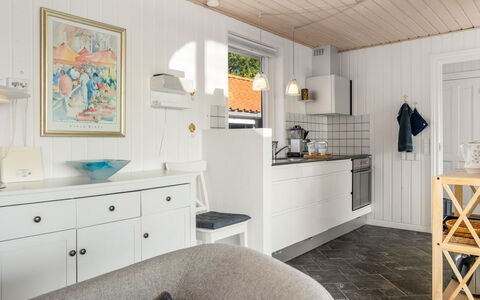 Mumme - 100M from the Sea: Mobilia, Interior Design, Pavimentazione, Controsoffitto, Pavimento, Legna, Cucina, Soffitto, Cabinetry, Lampada
