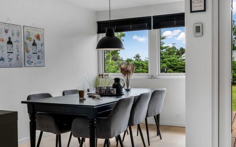 Rosmarie - 600M from the Sea: Mobilia, Interior Design, Pavimentazione, Tavolo, Sedia, Legna, Cucina & Sala Da Pranzo Tavolo, Sala Da Pranzo, Lampada, Pavimento