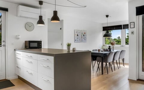 Rosmarie - 600M from the Sea: Mobilia, Interior Design, Cucina, Controsoffitto, Cabinetry, Pavimentazione, Lampada, Pavimento, Parete, Sedia