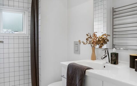 Rosmarie - 600M from the Sea: Bagno, Parete, Interior Design, Idraulico Fixture, Pavimentazione, Mobiletto Del Bagno, Idraulico, Lavello, Pavimento, Lavandino Del Bagno
