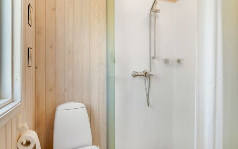 Delco - 200M from the Sea: Bagno, Idraulico Fixture, Parete, Pavimentazione, Legna, Lavandino Del Bagno, Pavimento, Interior Design, Gabinetto, Toilet Seat
