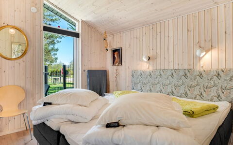 Delco - 200M from the Sea: Legna, Casa, Camera Da Letto, Villetta, Color Legno, Latifoglie, Letto, Design, Telaio Del Letto, Bedding