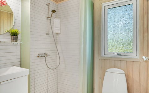 Delco - 200M from the Sea: Bagno, Pavimentazione, Parete, Idraulico Fixture, Interior Design, Pavimento, Gabinetto, Idraulico, Rubinetto, Camera