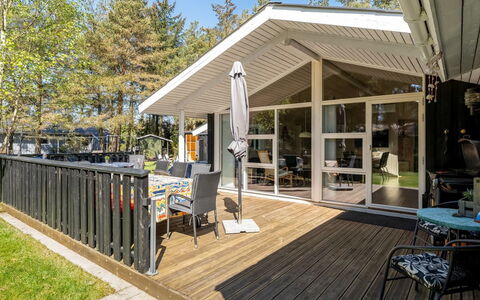Delco - 200M from the Sea: Mobilia, Interior Design, Pavimentazione, Legna, Pavimento, Soffitto, Pavimento In Legno, Sedia, Tavolo, Illuminazione