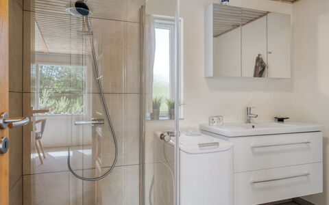 Mina - 1.4Km from the Sea: Pavimentazione, Idraulico Fixture, Interior Design, Pavimento, Bagno, Soffitto, Rubinetto, Mobiletto Del Bagno, Idraulico, Lavello