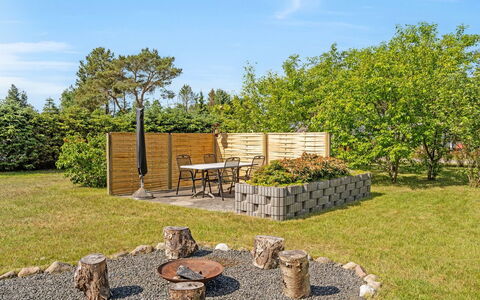 Mina - 1.4Km from the Sea: Giardino, Arbusto, Lotto, Backyard, Landscaping, Prato, Shade, Cortile, Design, Home Scherma
