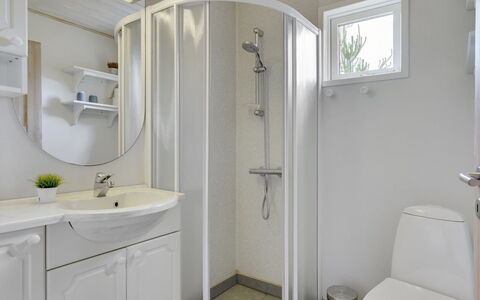 Ane - 1.7Km from the Sea: Lavandino Del Bagno, Idraulico Fixture, Lavello, Interior Design, Bagno, Pavimentazione, Rubinetto, Pavimento, Soffitto, Idraulico