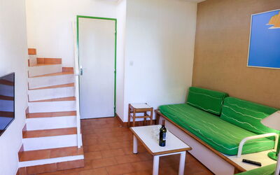 Les Coteaux de la Nartelle 180.15: Mobilia, Proprietà, Tavolo, Blu, Verde, Comfort, Costruzione, Legna, Interior Design, Soggiorno