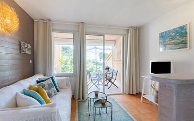 Les Coteaux de la Nartelle 180.26: Mobilia, Proprietà, Tavolo, Azzurro, Blu, Illuminazione, Legna, Soggiorno, Interior Design, Cabinetry