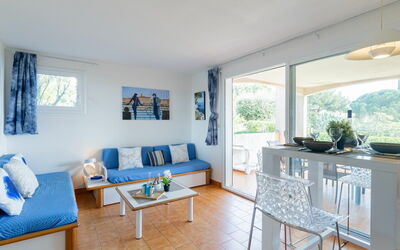 Les Coteaux de la Nartelle 180.27: Tavolo, Mobilia, Blu, Divano, Finestra, Pianta, Azzurro, Legna, Pianta Della Casa, Soggiorno