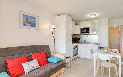 Les Coteaux de la Nartelle 180.25: Mobilia, Tavolo, Cornice, Proprietà, Divano, Azzurro, Legna, Soggiorno, Comfort, Pavimentazione